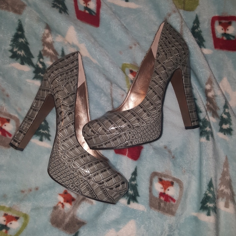 BCBGeneration gray snake reptile platforms 8.5